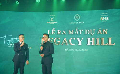Ca sĩ Tuấn Hưng và MC trên sân khấu lễ ra mắt dự án Legacy Hill Hòa Bình