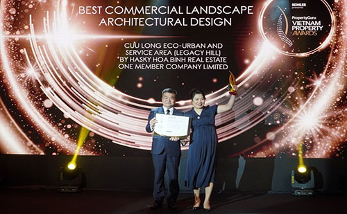 Lãnh đạo dự án Legacy Hill trên sân khấu nhận giải thưởng PropertyGuru 2020